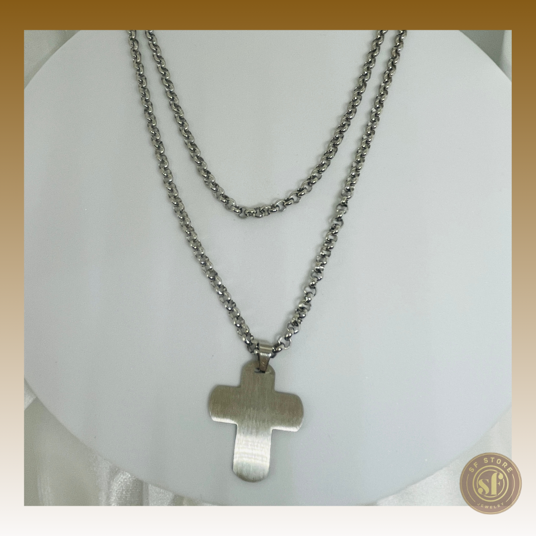 Colar com pendente em forma de Cruz