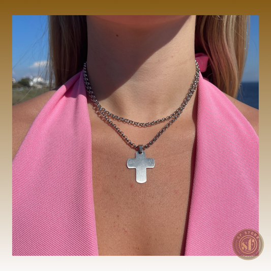 Colar com pendente em forma de Cruz